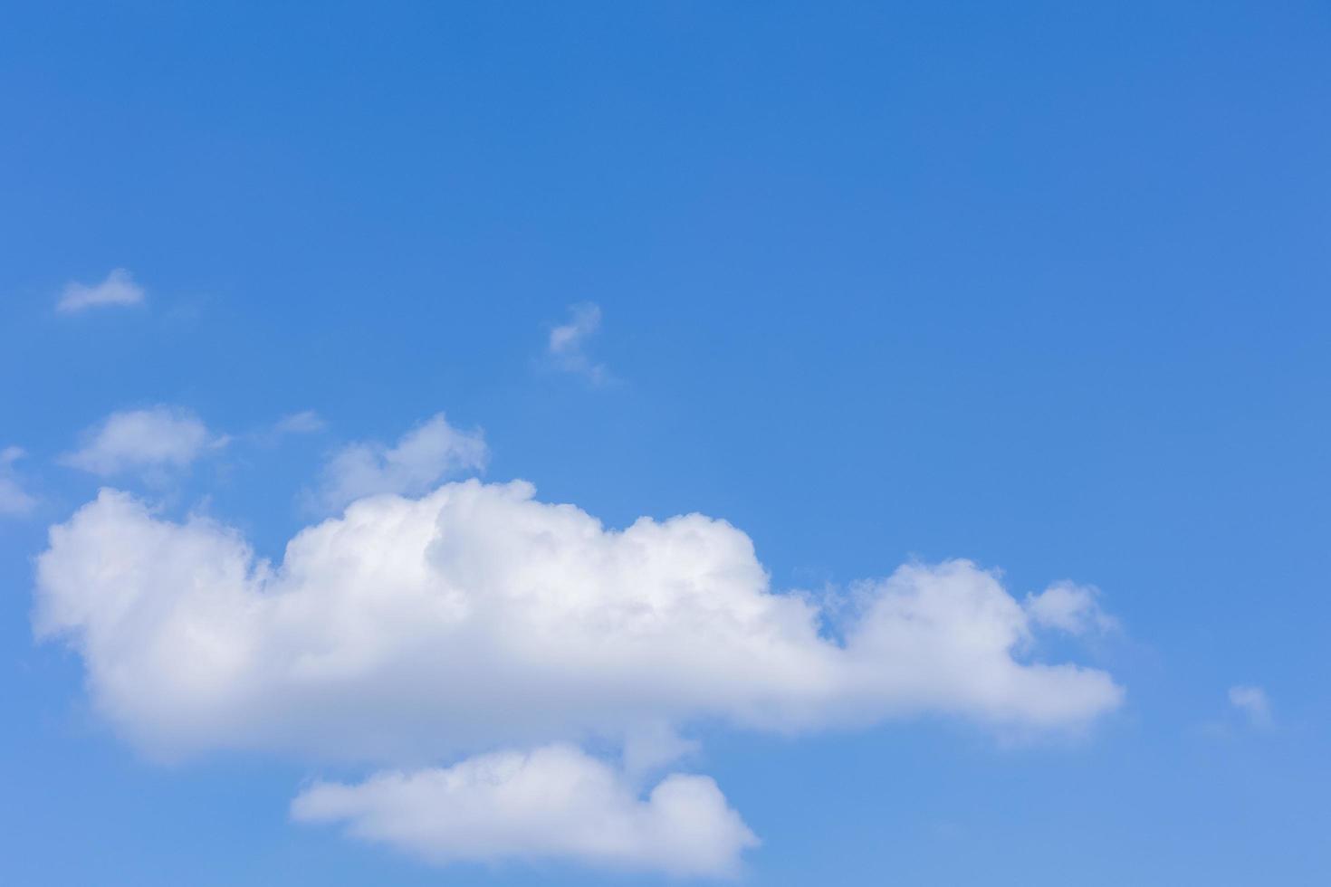 cielo y nubes con luz suave del sol foto