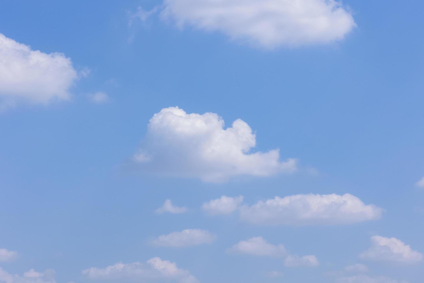 cielo y nubes con luz suave del sol foto