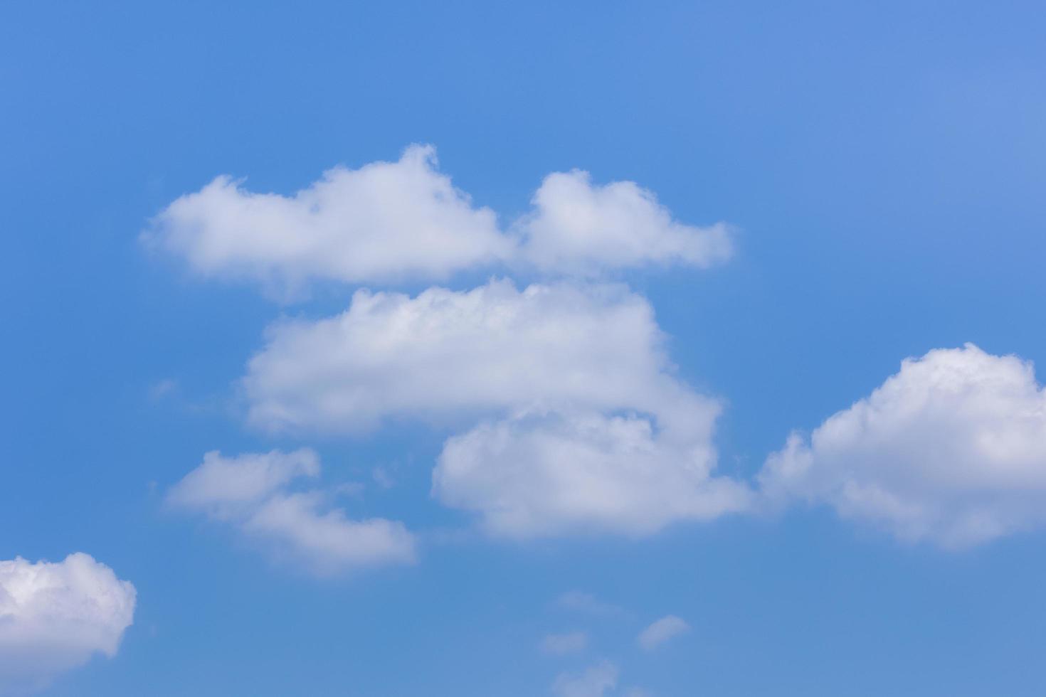 cielo y nubes con luz suave del sol foto