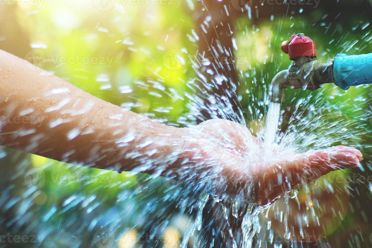 concepto de buena gestión del agua hace posible tener agua limpia para usar para siempre. la mano que sostiene el agua con felicidad foto
