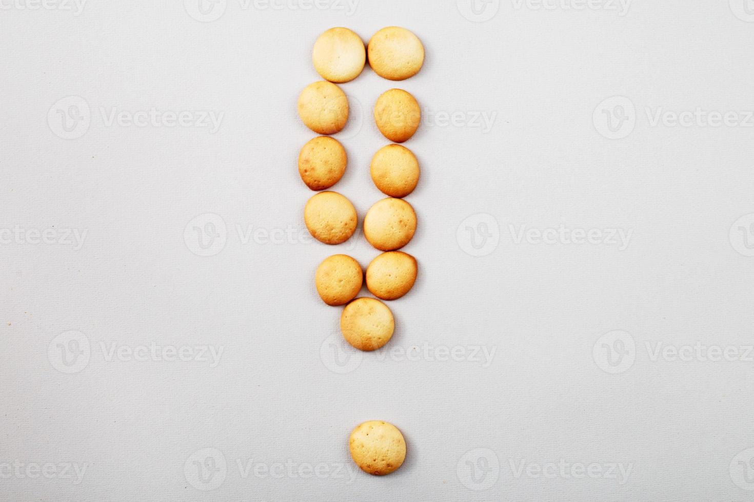 galletas dulces dispuestas en forma de signo de exclamación foto