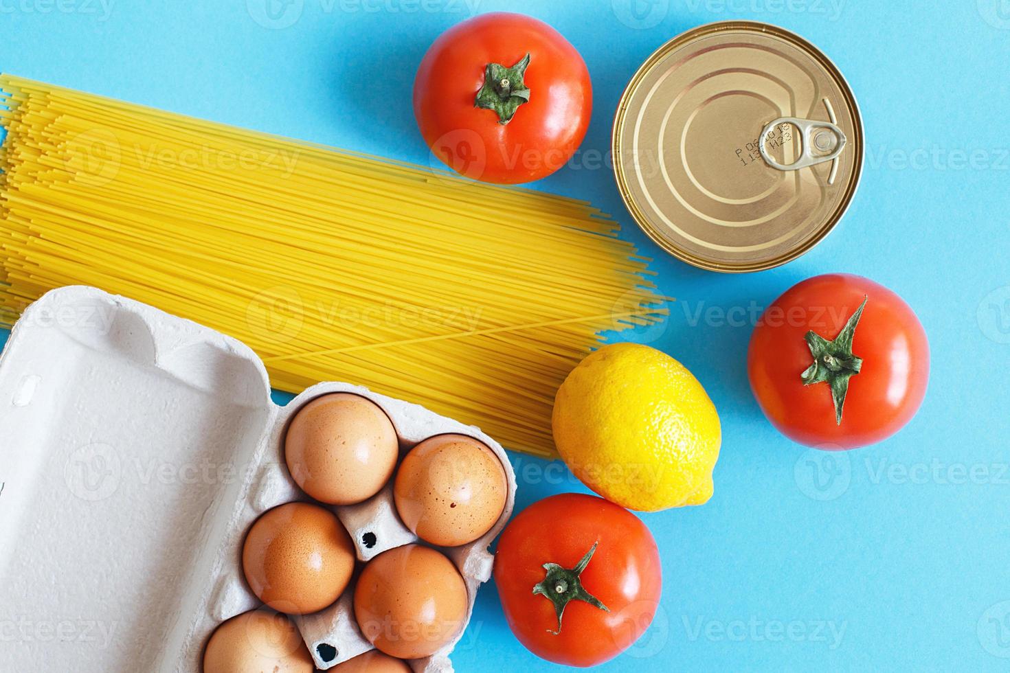 diferentes productos alimenticios saludables sobre un fondo azul. vista superior. endecha plana tienda online de frutas, verduras, huevos y abarrotes foto