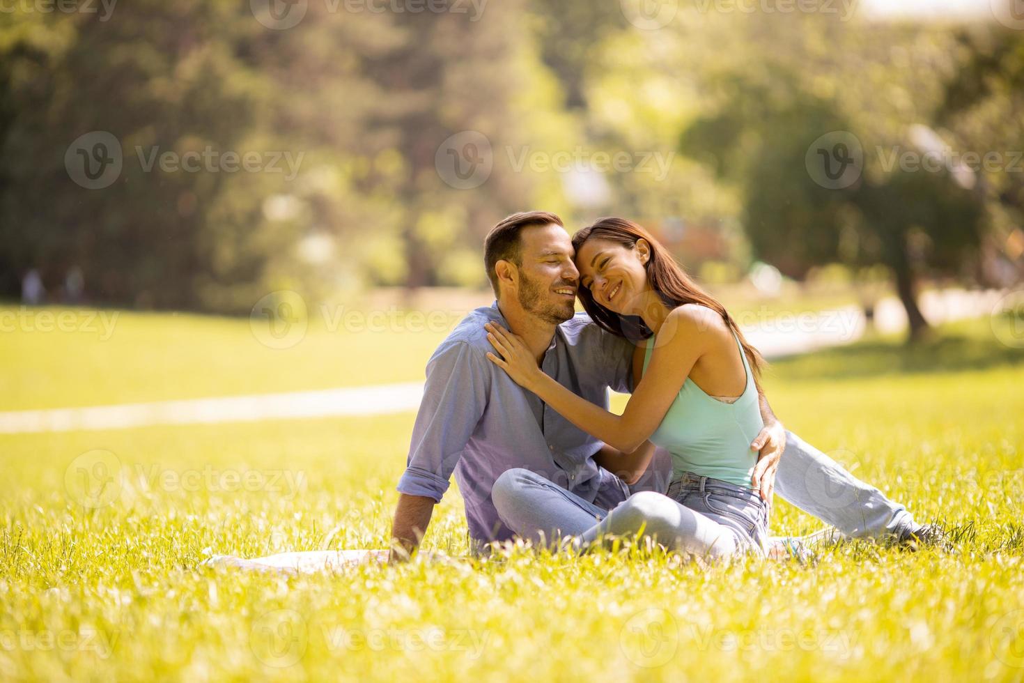 feliz, pareja joven, enamorado, en el campo de hierba foto