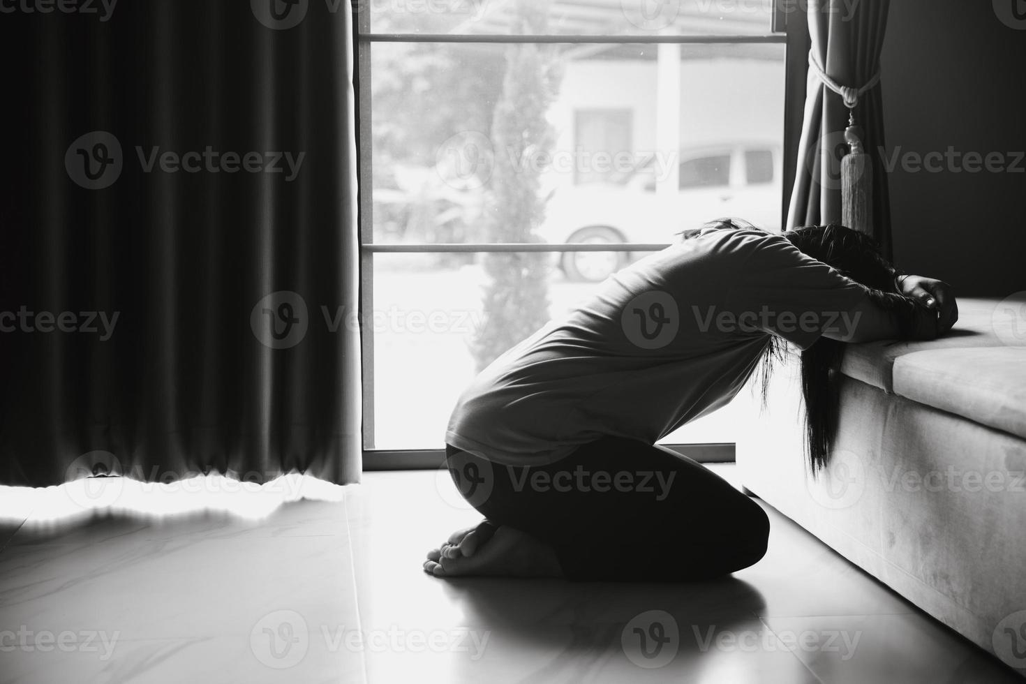 esquizofrenia con soledad y tristeza en el concepto de depresión de salud mental. mujer deprimida sentada contra el suelo en casa con una habitación oscura sintiéndose miserable. las mujeres están deprimidas, temerosas e infelices. foto