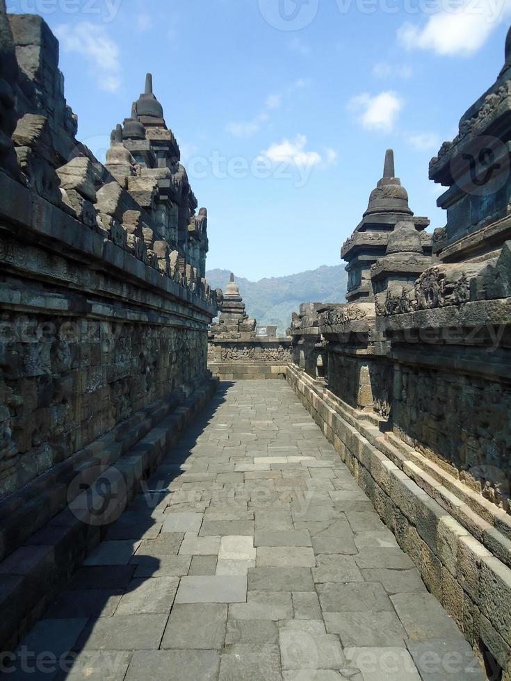 vista interior del complejo de borobudur del templo budista patrimonial, patrimonio mundial de la unesco. candi borobudur, yogyakarta, java central, indonesia. foto