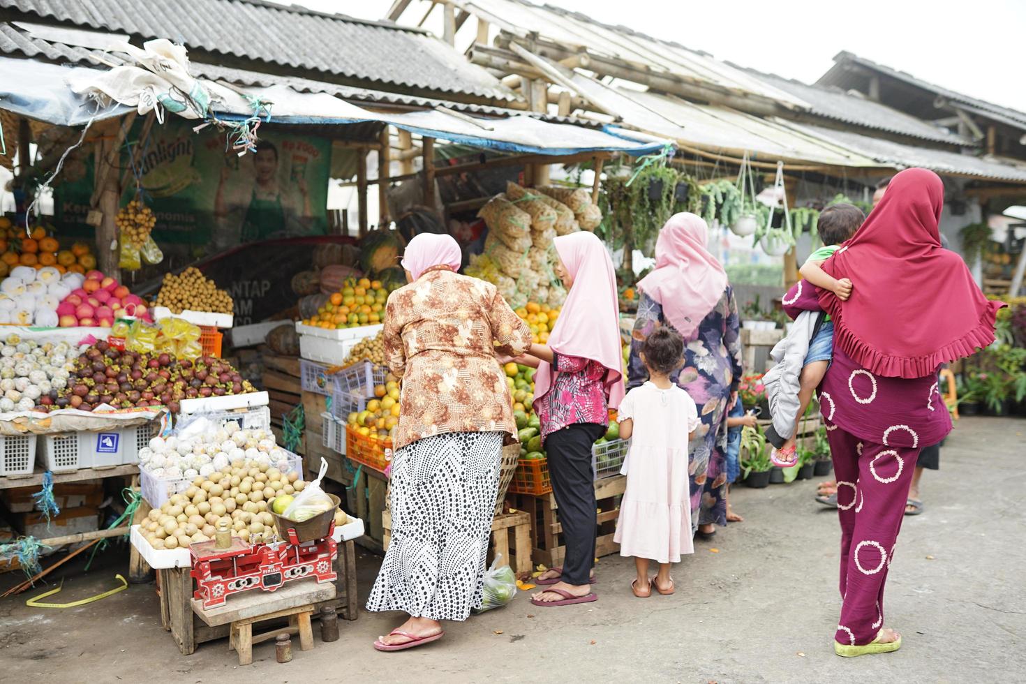 magelang, indonesia, 2022 - el ambiente del mercado tradicional de frutas y verduras por la tarde en el área de magelang foto