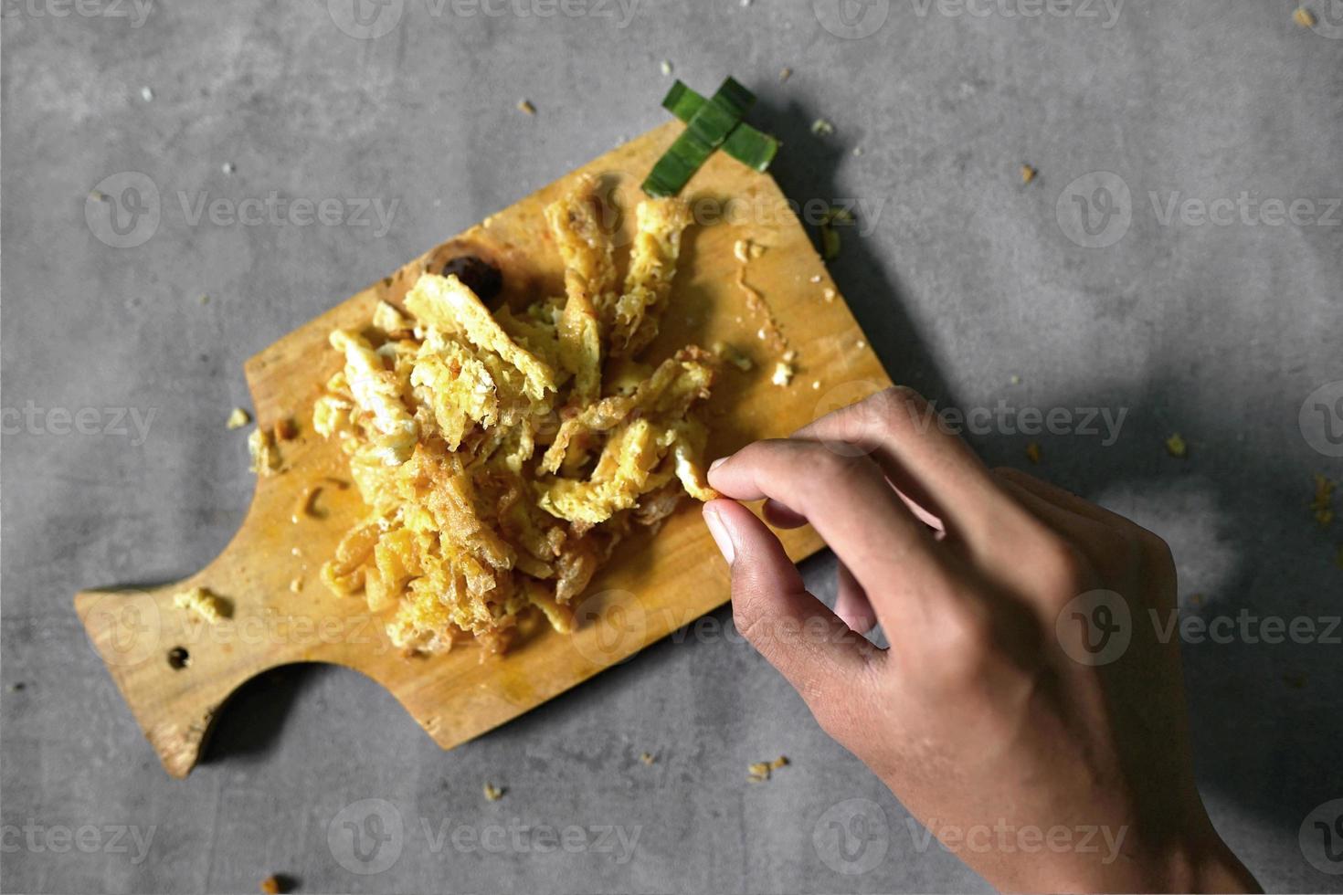 tortilla en rodajas sobre una tabla para cortar con un fondo de hormigón foto