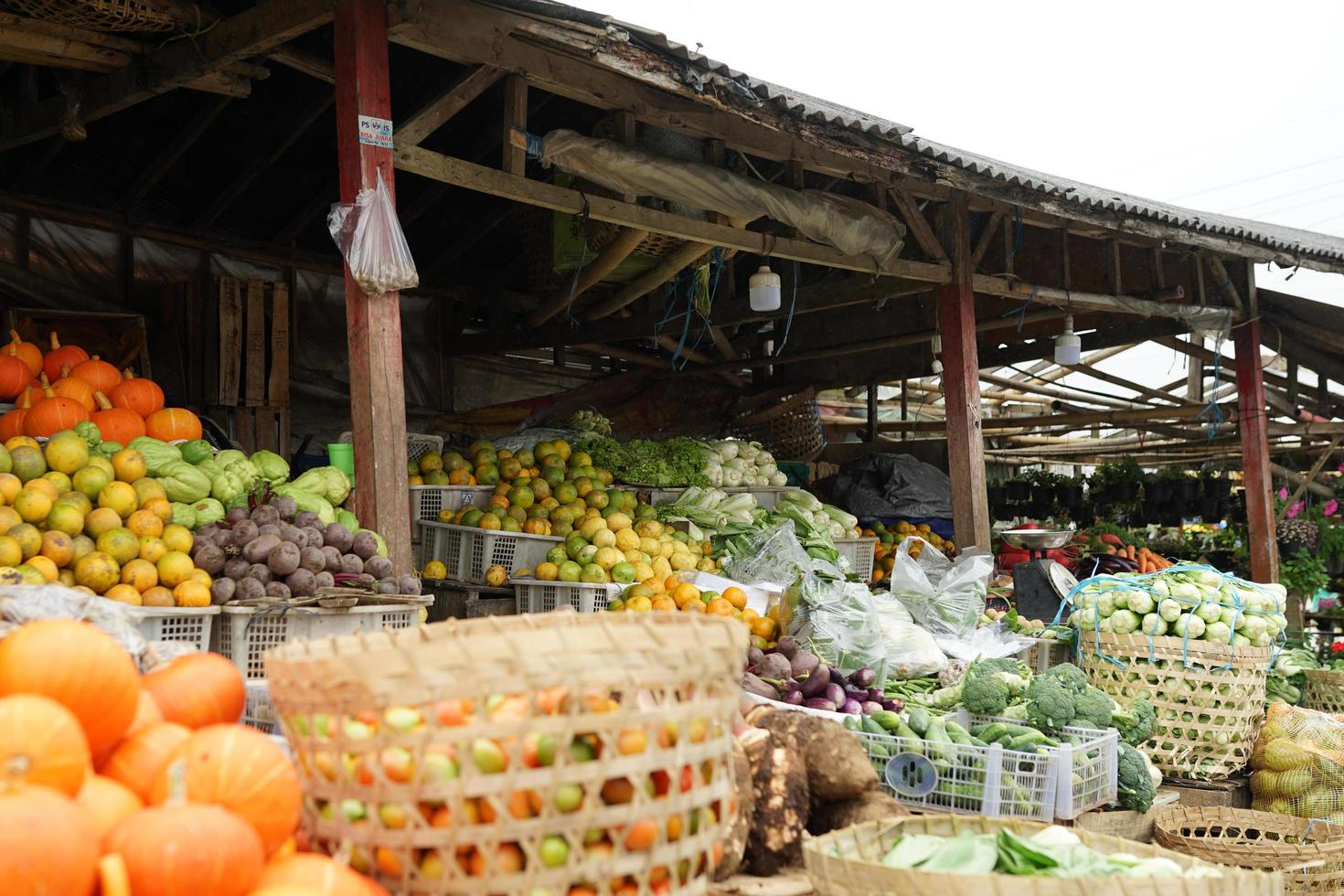 frutería tradicional con todo tipo de variedad en la cesta. fondo del mercado de frutas foto