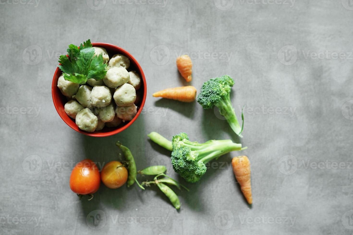 ingredientes de sopa de albóndigas con varios tipos de verduras foto