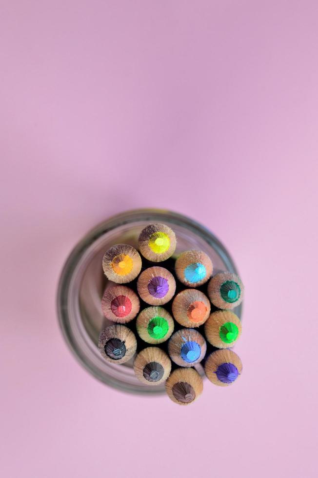lápices de colores en un tarro de cristal foto