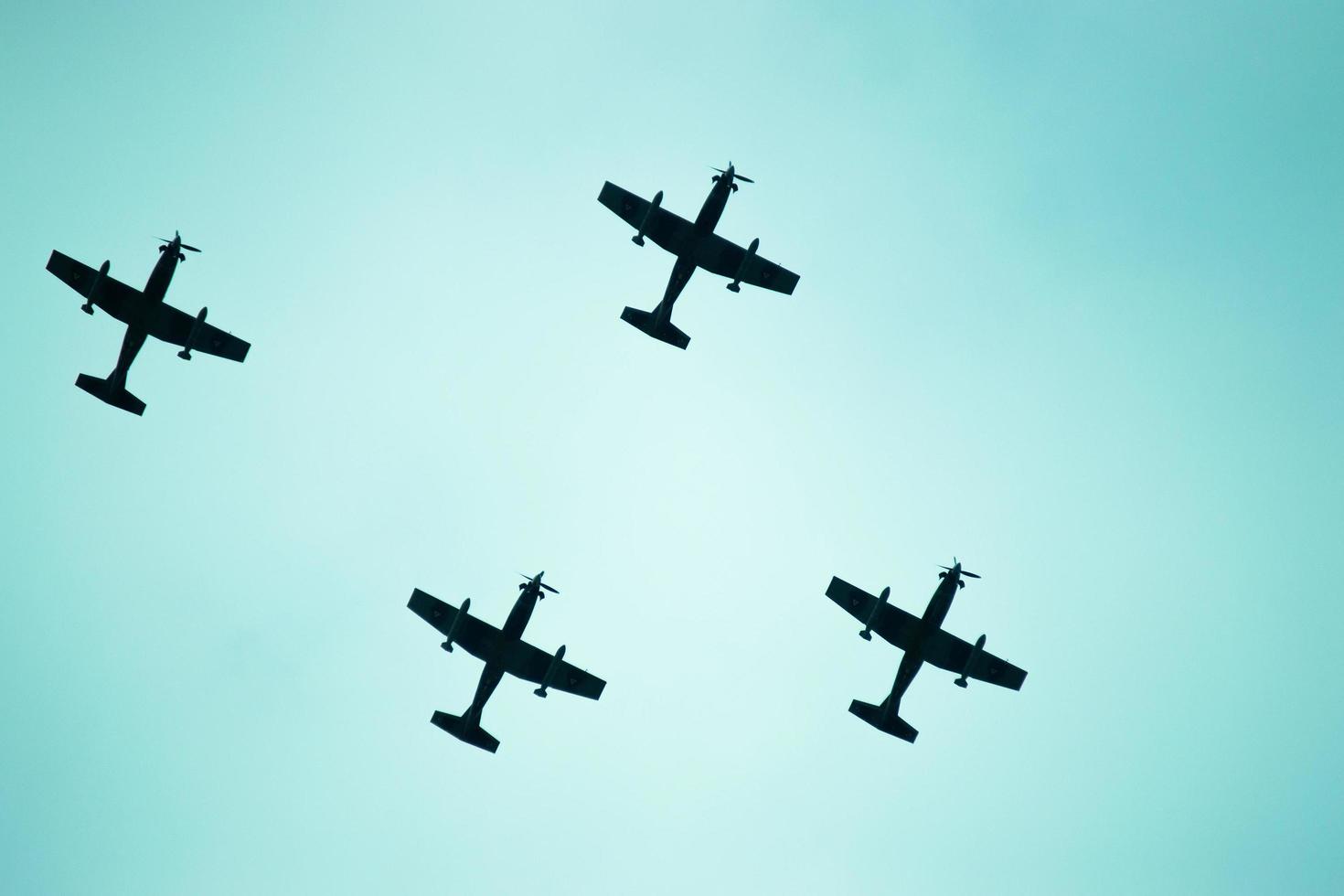 siluetas de entrenamiento aéreo de cuatro aviones foto