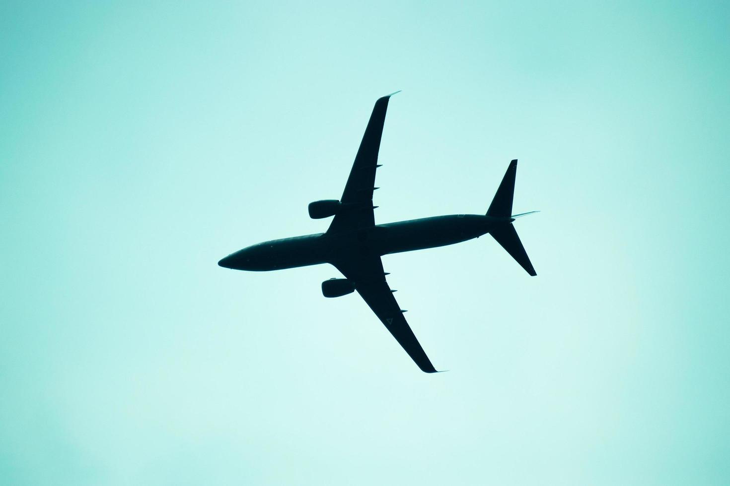silueta de un gran avión en el cielo foto