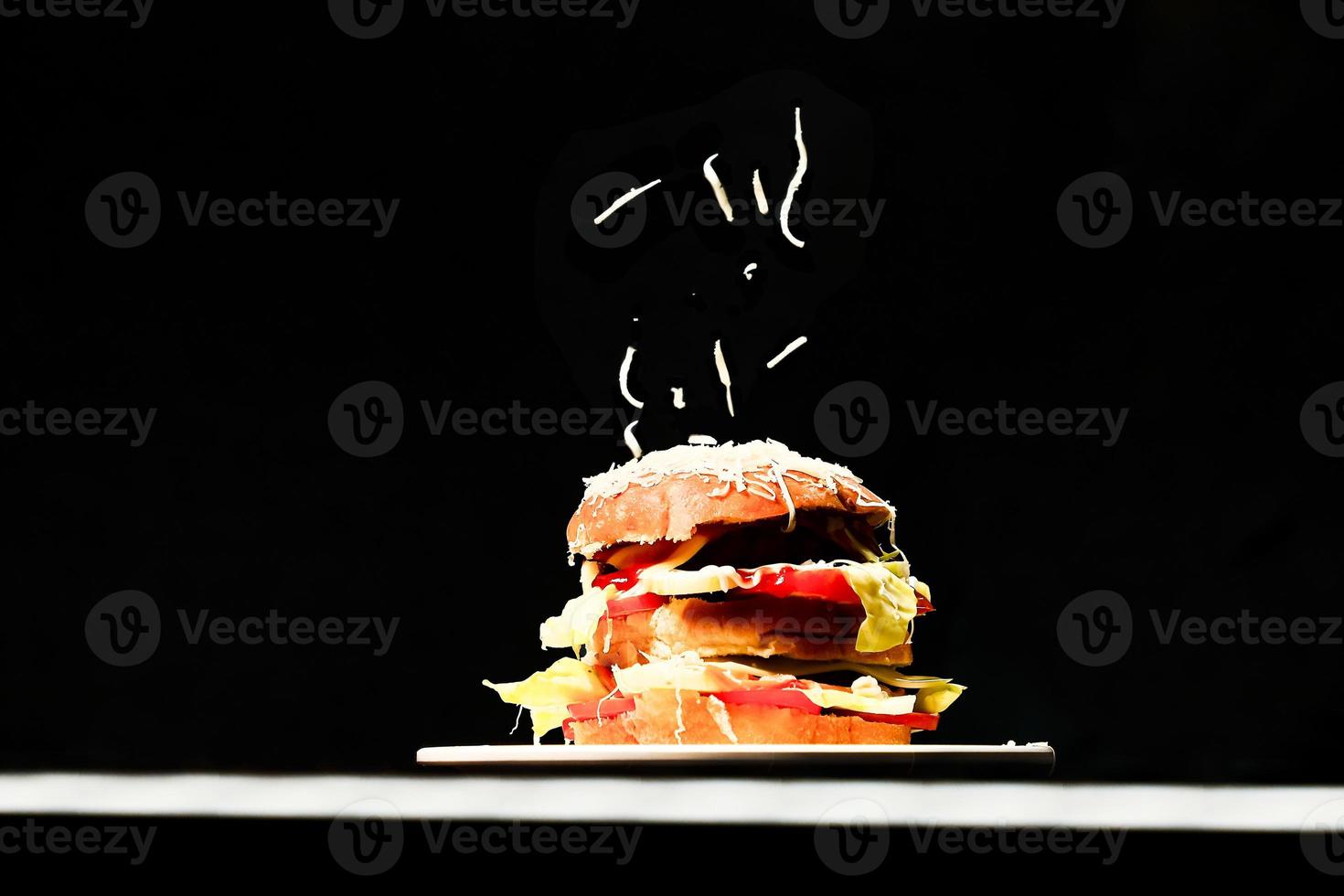 hamburguesa fresca y sabrosa aislada de fondo negro foto