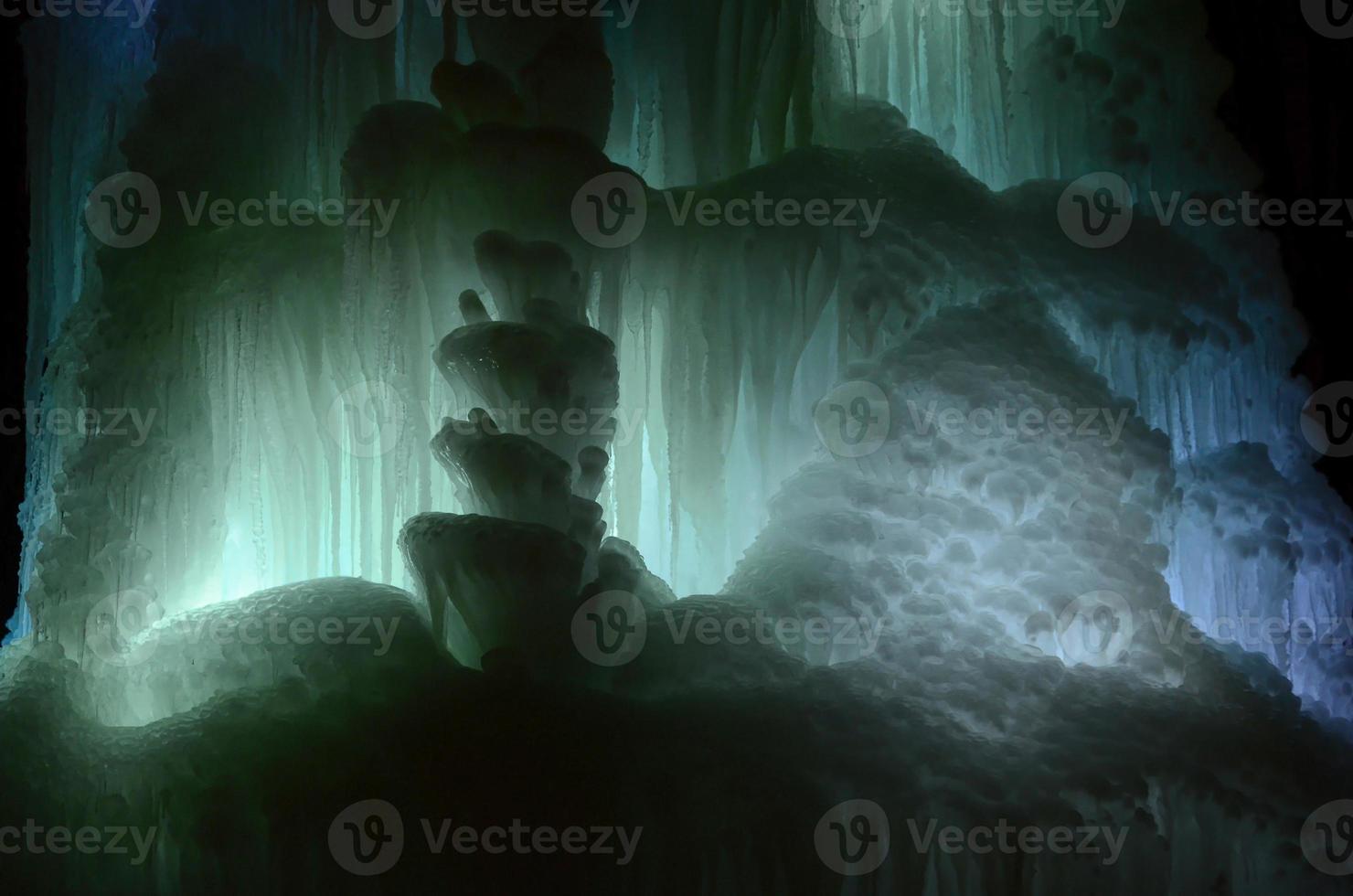 grandes bloques de hielo cascada congelada o fondo de caverna foto