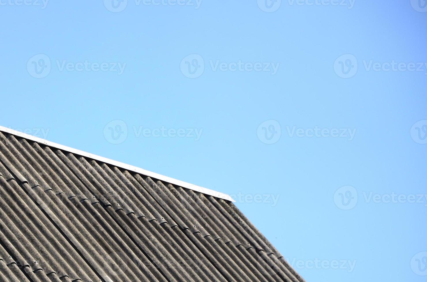 los techos blancos temblar traen ahorros geniales en el ático residencial foto