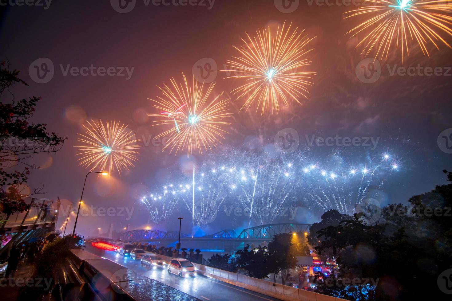 coloridos fuegos artificiales de vijit chao phraya en buddhayodfa chulalok maharat bridge, bangkok, tailandia. foto