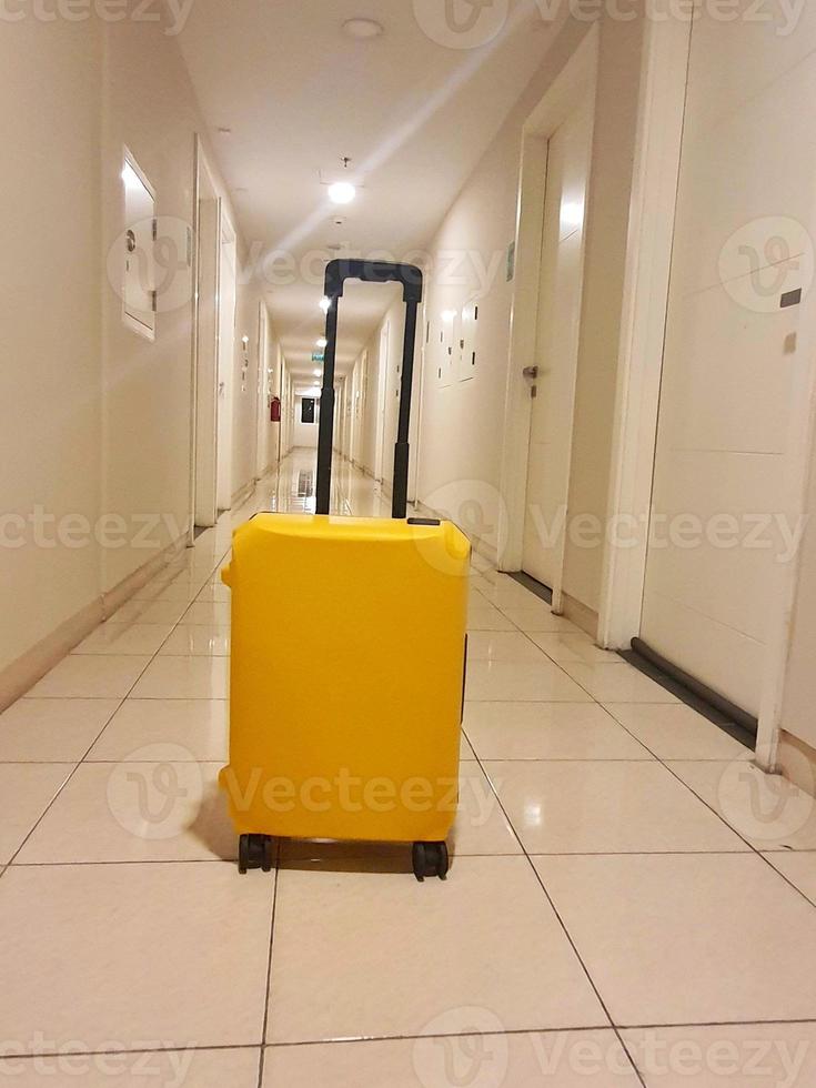 esta maleta amarilla fue colocada en un pasillo del apartamento. foto