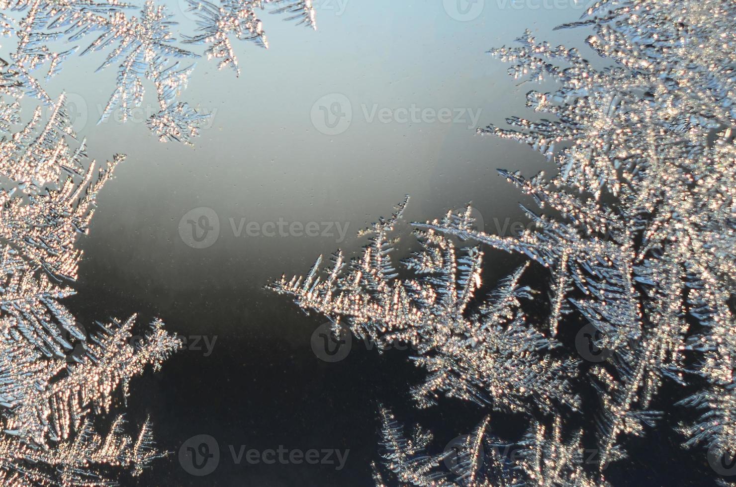 copos de nieve escarcha escarcha macro en el cristal de la ventana foto