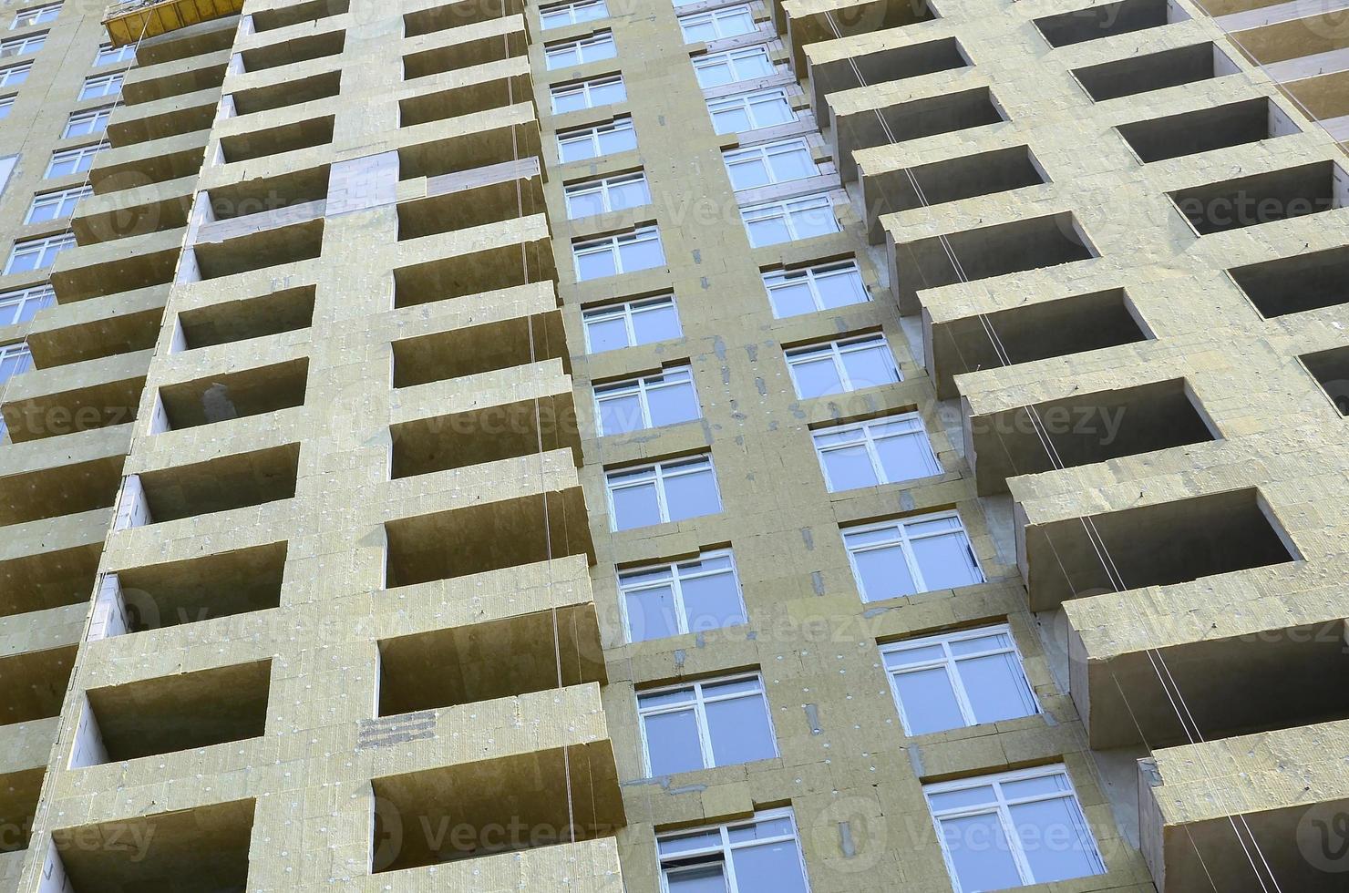 Fachada de casa de edificio de apartamentos multitienda residencial en construcción foto