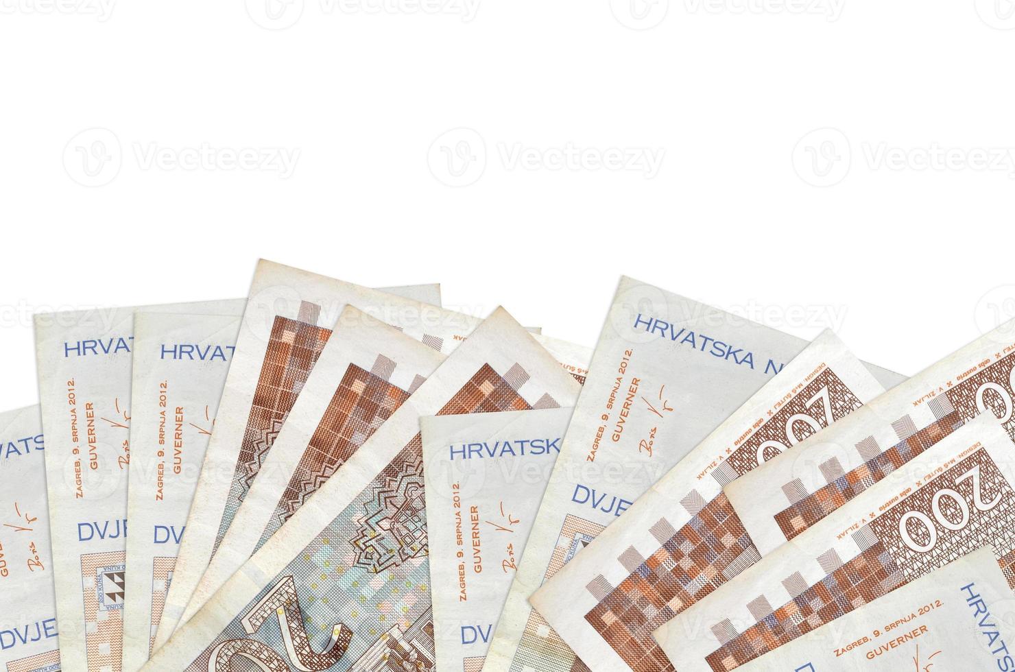 Los billetes de 200 kunas croatas se encuentran en la parte inferior de la pantalla, aislados en fondo blanco con espacio de copia. plantilla de banner de fondo foto