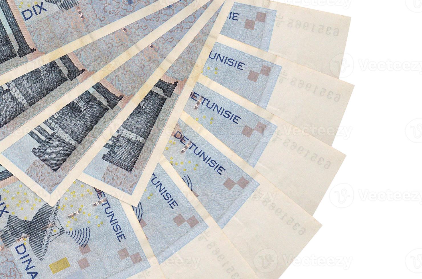 10 billetes de dinares tunecinos se encuentran aislados en fondo blanco con espacio de copia apilados en forma de abanico de cerca foto