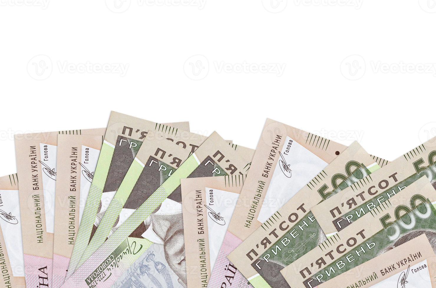 Los billetes de 500 grivnas ucranianas se encuentran en la parte inferior de la pantalla, aislados en fondo blanco con espacio de copia. plantilla de banner de fondo foto