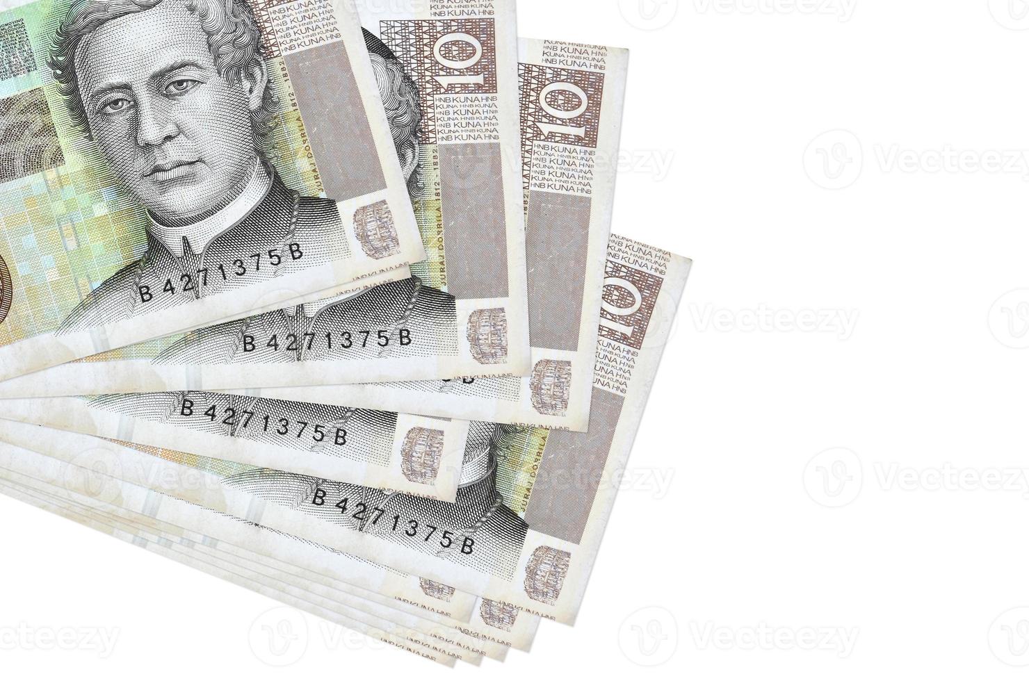 10 billetes de kunas croatas se encuentran en un pequeño grupo o en un paquete aislado en blanco. maqueta con espacio de copia. negocios y cambio de moneda foto