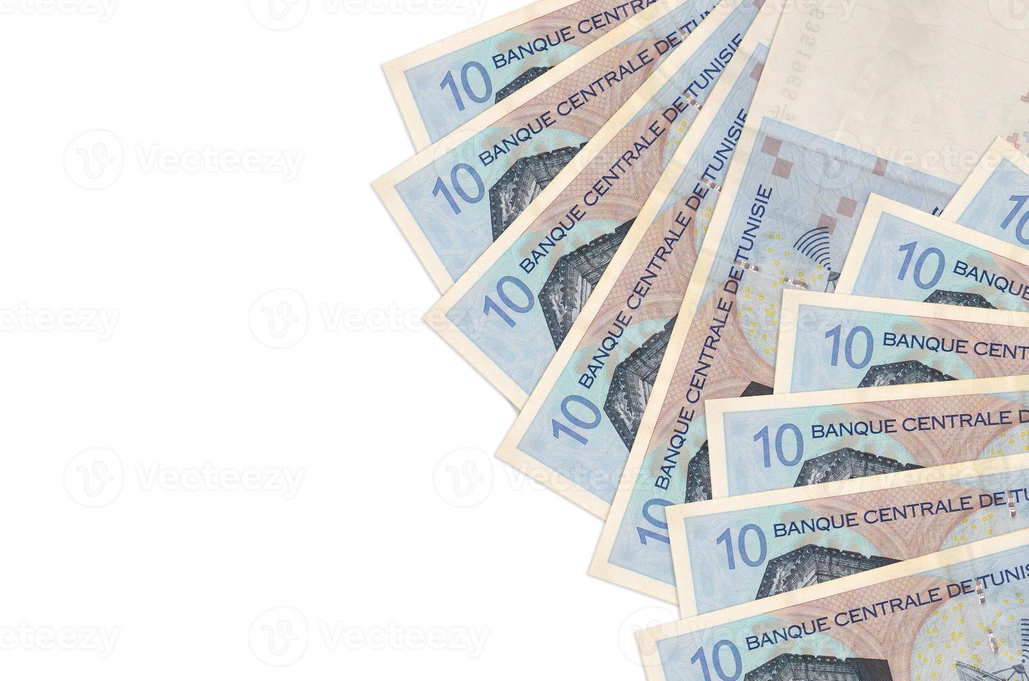 Los billetes de 10 dinares tunecinos se encuentran aislados en fondo blanco con espacio de copia. fondo conceptual de vida rica foto