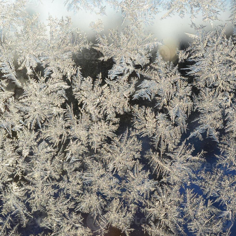 copos de nieve escarcha escarcha macro en el cristal de la ventana foto