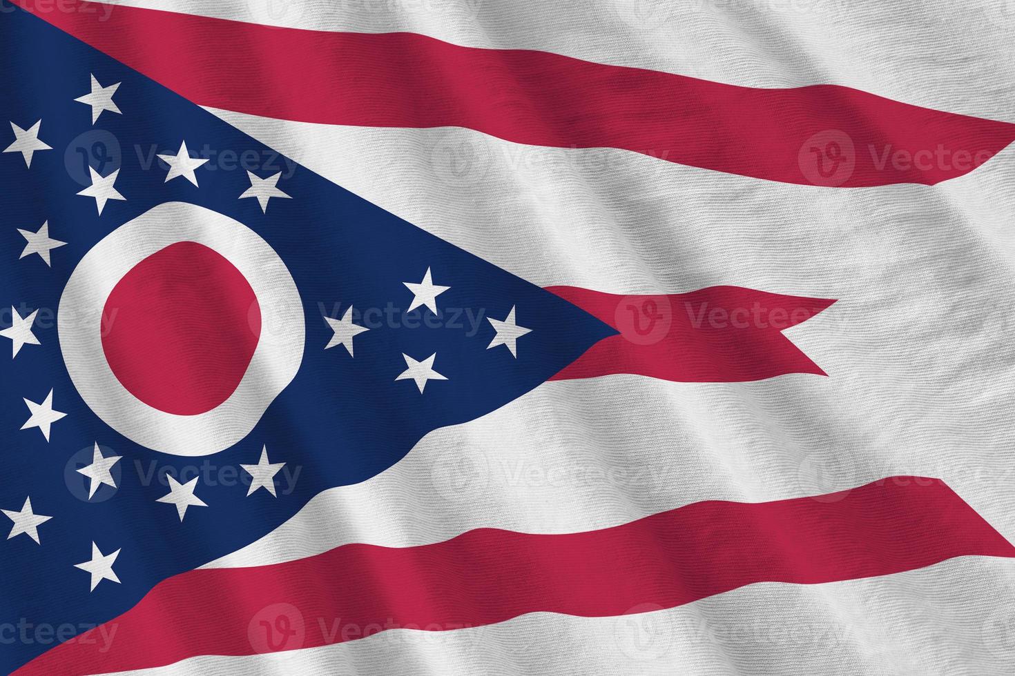 bandera del estado de ohio us con grandes pliegues ondeando de cerca bajo la luz del estudio en el interior. los símbolos y colores oficiales en banner foto