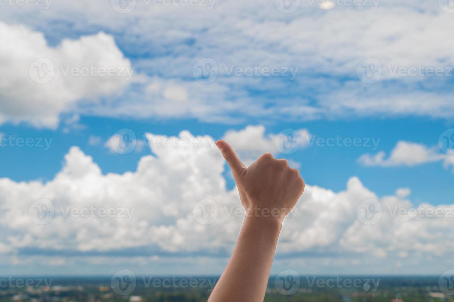 manos rezando en el fondo del cielo azul, joven orado, religión y espiritualidad con creencia foto