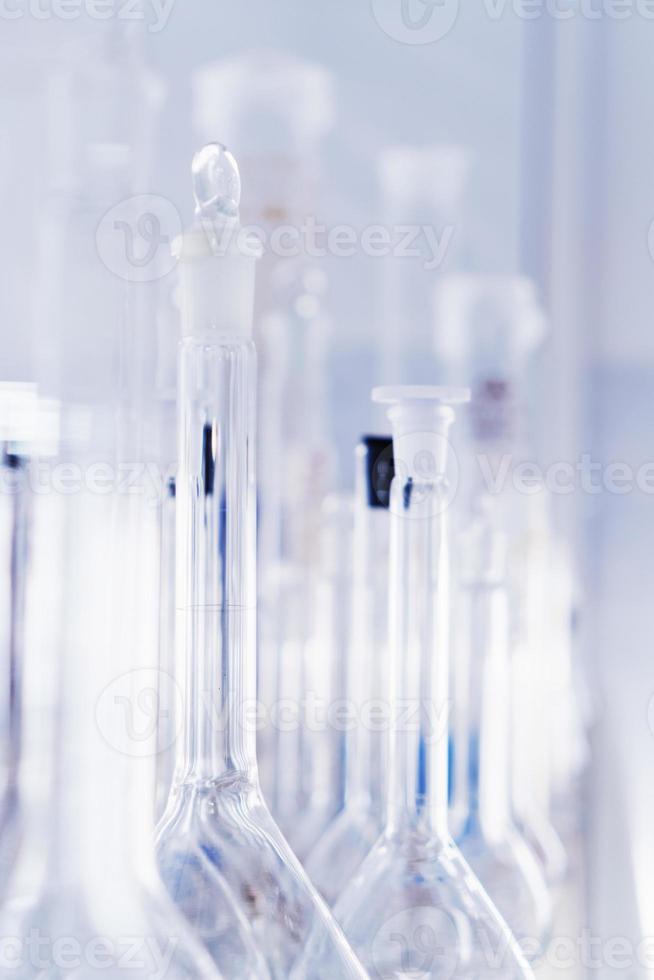 material de vidrio de laboratorio, tubos de ensayo y matraces para experimentos y descubrimientos científicos. foto