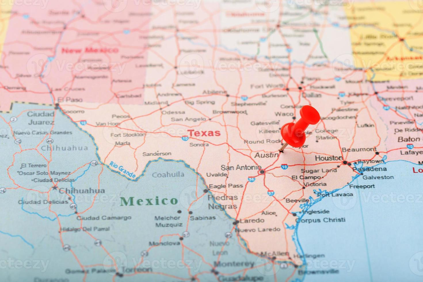aguja clerical roja en un mapa de estados unidos, texas y la capital austin. Primer mapa de Texas con tachuela roja foto