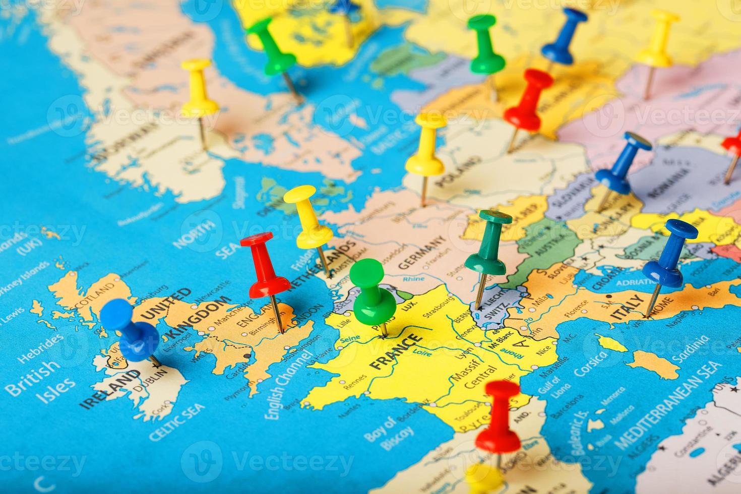 On the map of Europe, the colored buttons indicate the location and coordinates of the destination photo