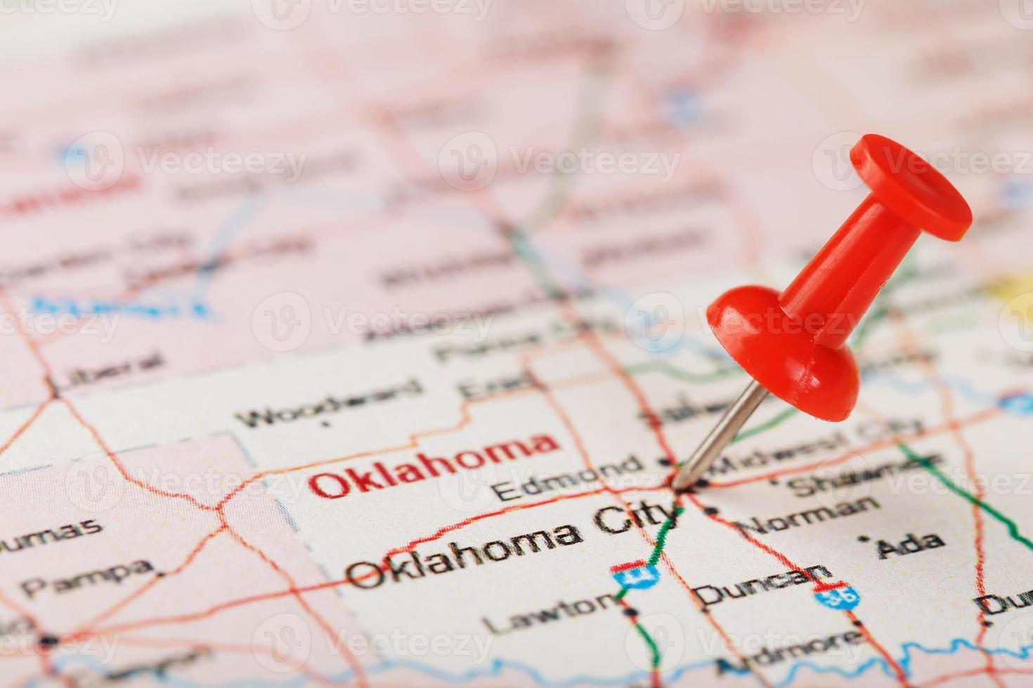 aguja clerical roja en un mapa de los estados unidos, oklahoma y la capital de la ciudad de oklahoma. Cerrar mapa de Oklahoma con tachuela roja foto