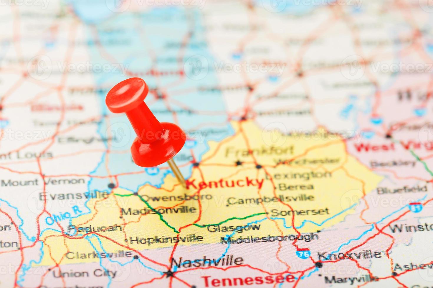 aguja clerical roja en un mapa de estados unidos, kentucky del sur y la capital frankfort. cerrar mapa del sur de kentucky con tachuela roja foto