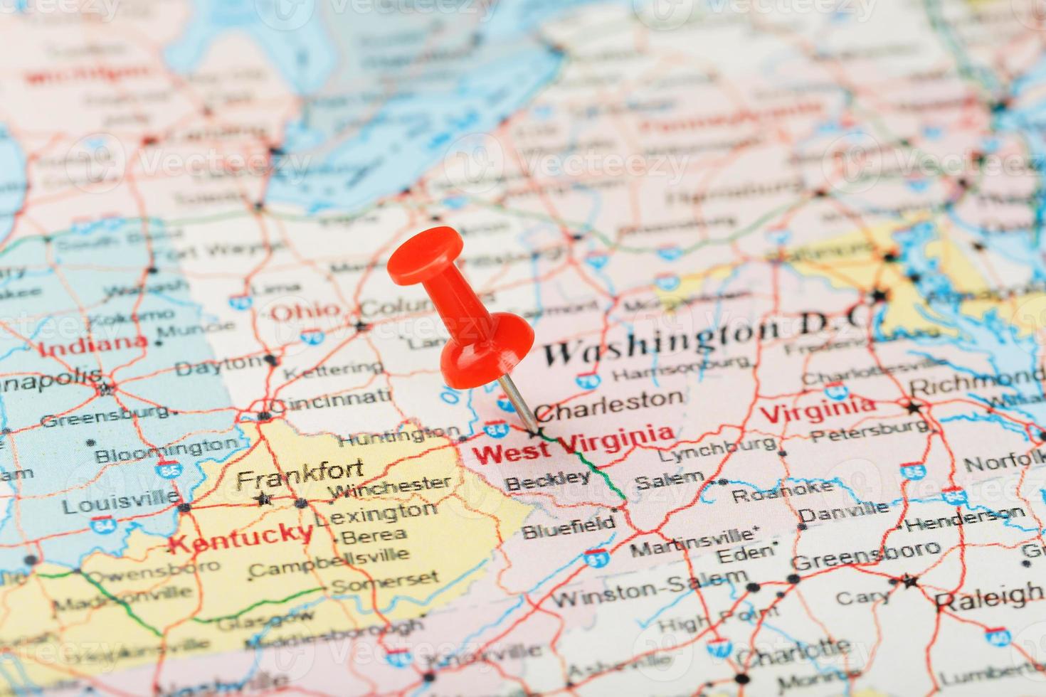 aguja clerical roja en un mapa de estados unidos, suroeste de virginia y la capital charleston. Cerrar mapa del suroeste de Virginia con tachuela roja foto