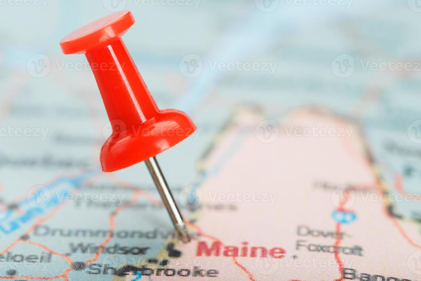 aguja clerical roja en un mapa de estados unidos, sur sur de maine y la capital augusta. cerrar mapa del sur sur de maine con tachuela roja foto