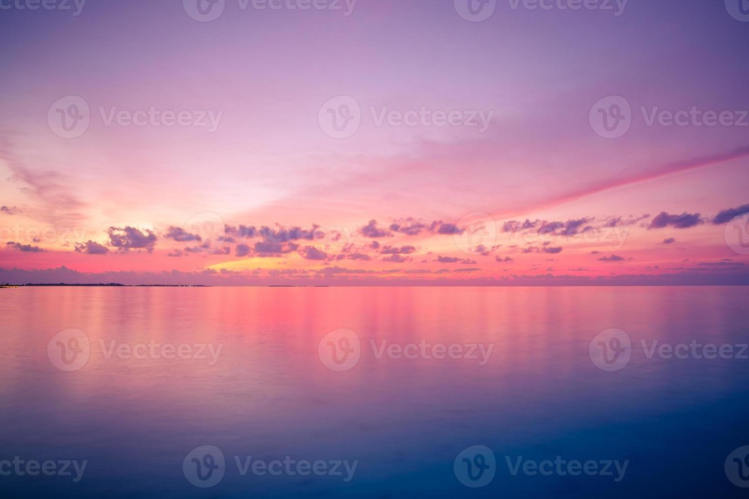 magnífica vista de la puesta del sol del mar, horizonte brillante. inspiradora hermosa playa y vista al mar, reflexión. colorido paisaje marino de noche - skyscape. concepto de naturaleza zen, tranquilidad, relajación foto