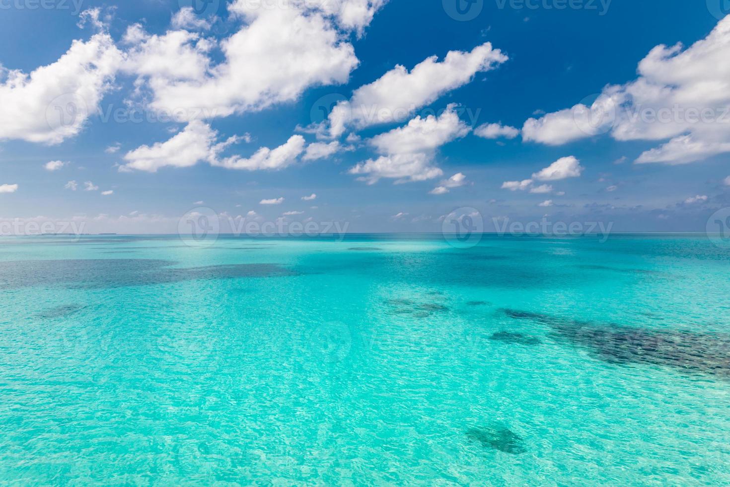 mar en calma y fondo de cielo azul. cielo azul perfecto con nubes y agua del mar. entorno natural foto