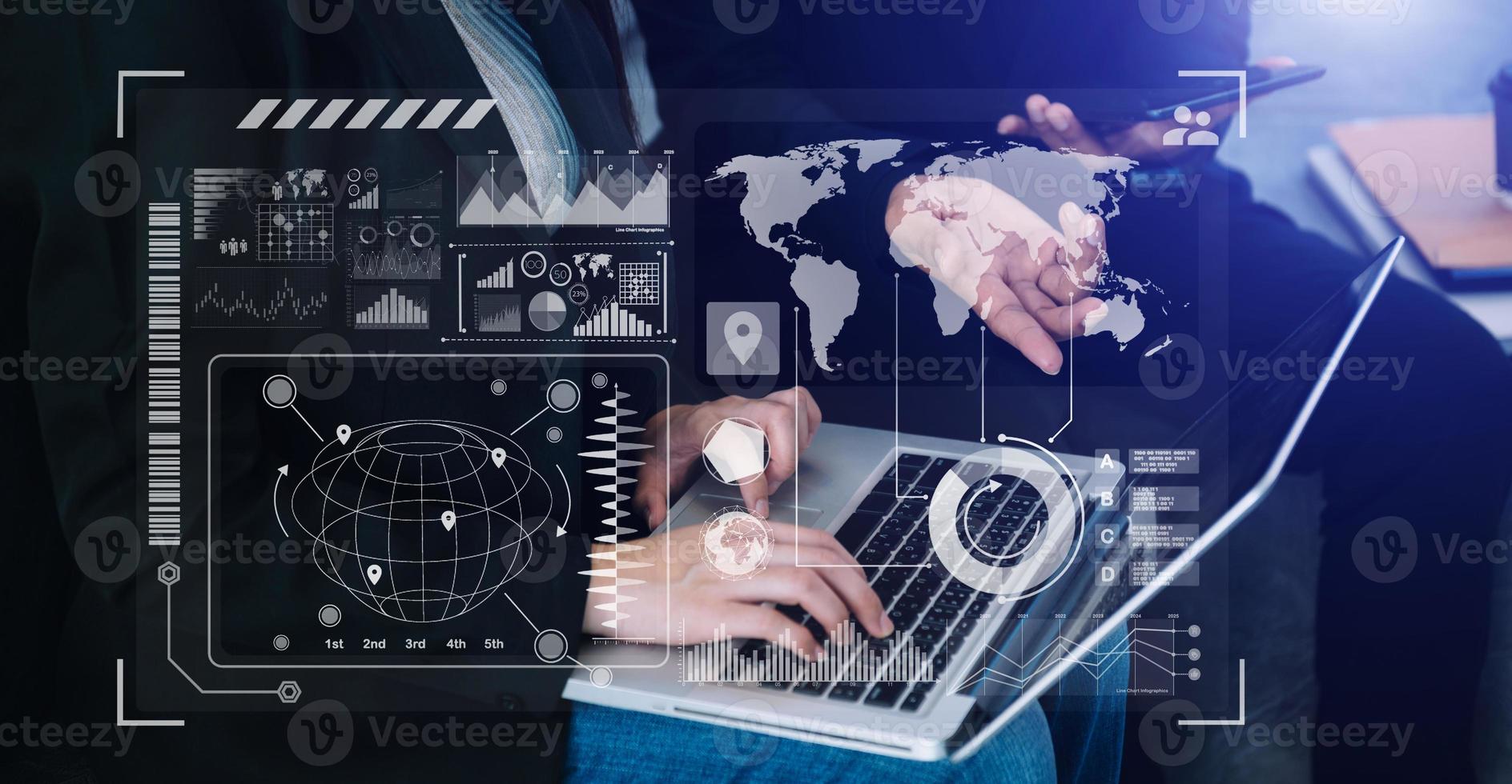 datos del informe financiero del balance de operaciones comerciales y estado de resultados y diagrama como concepto fintech. reunión del equipo comercial. tableta digital y computadora portátil. foto