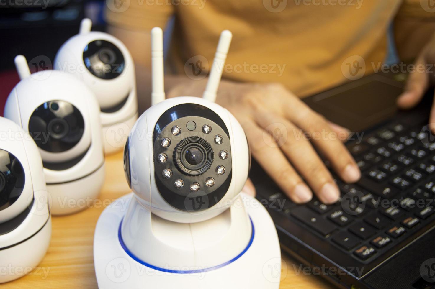 IP camera operator From the computer, set up the IP camera. photo