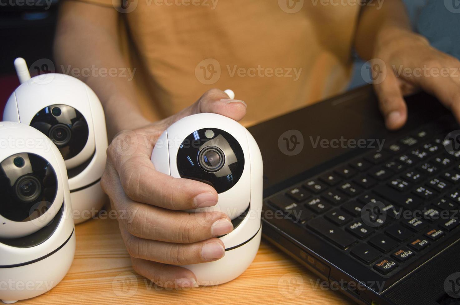 IP camera operator From the computer, set up the IP camera. photo