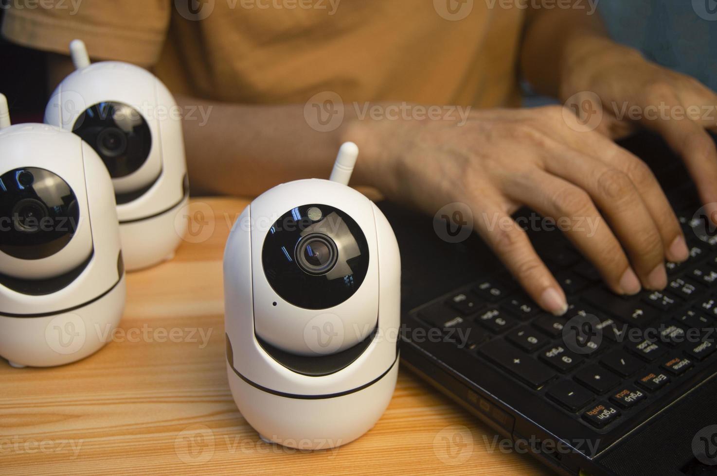 IP camera operator From the computer, set up the IP camera. photo