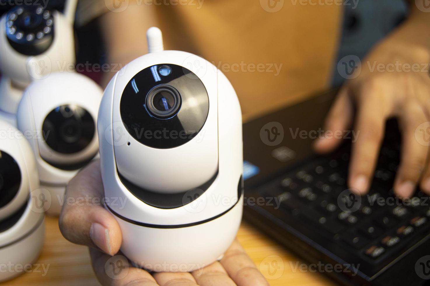 IP camera operator From the computer, set up the IP camera. photo