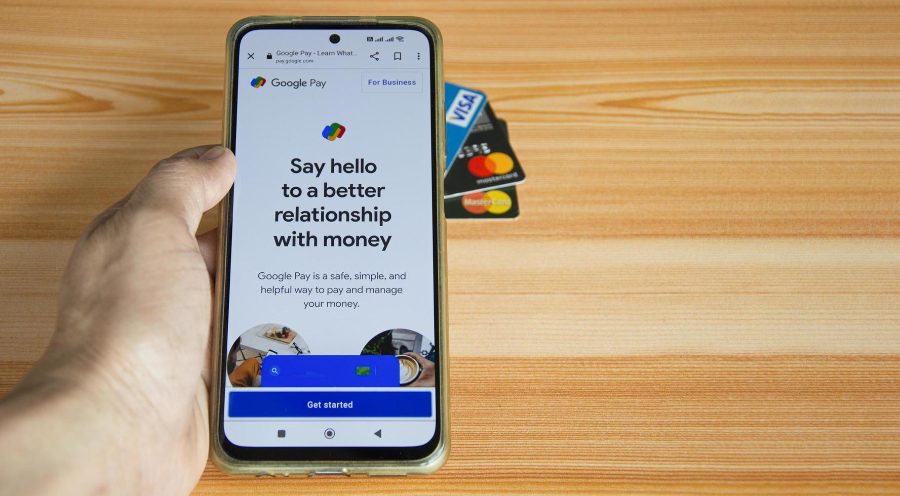 26-11-2022 Chonburi, Thailand, Google Gpay, Wallet is starting to use and is an application that combines financial matters Purchasing and shopping online photo