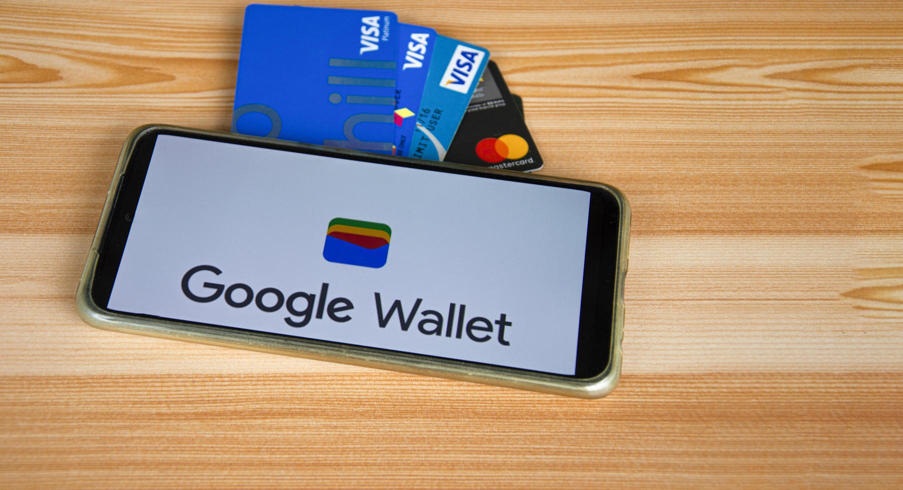 26-11-2022 Chonburi, Thailand, Google Gpay, Wallet is starting to use and is an application that combines financial matters Purchasing and shopping online photo