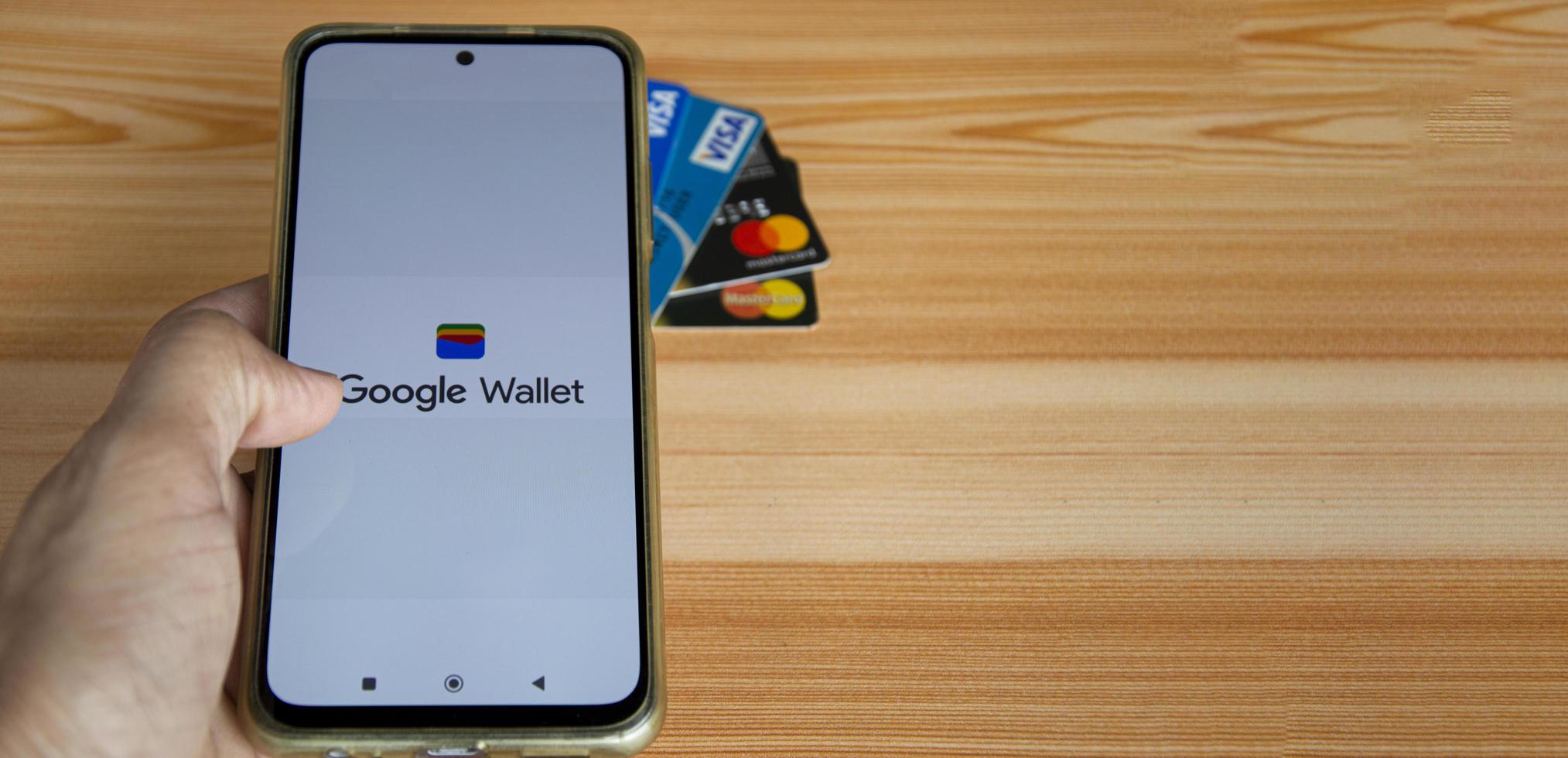26-11-2022 Chonburi, Thailand, Google Gpay, Wallet is starting to use and is an application that combines financial matters Purchasing and shopping online photo