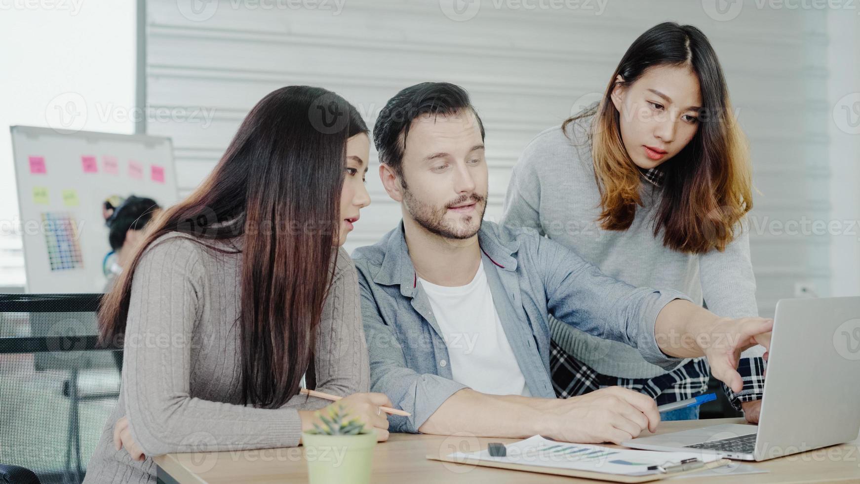 agrupe a jóvenes compañeros de trabajo juntos discutiendo proyectos creativos durante el proceso de trabajo colegas modernos en ropa casual elegante trabajando mientras pasan tiempo en la oficina. apasionado por los negocios. foto