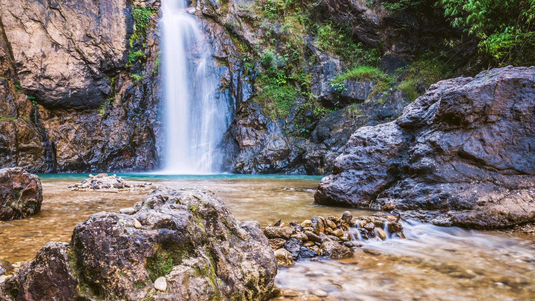 foto de paisaje de fondo natural jogkradin en el bosque profundo en kanchanaburi en tailandia. Cascada esmeralda, naturaleza de viaje, viaje relajado, viaje a tailandia, imagen de cascada, foto de paisaje.